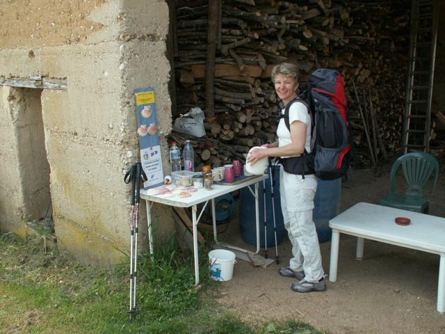 in einem Stall können Pilger einen Kaffee zu sich nehmen