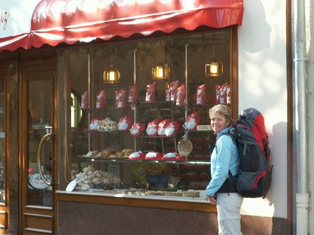 ein Hefekuchen, mit roter Mandel-Zuckermasse