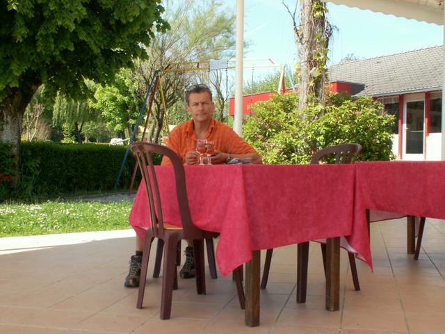 Franco geniesst den Wein auf dem Campingplatz in Le Vérou