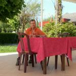Franco geniesst den Wein auf dem Campingplatz in Le Vérou