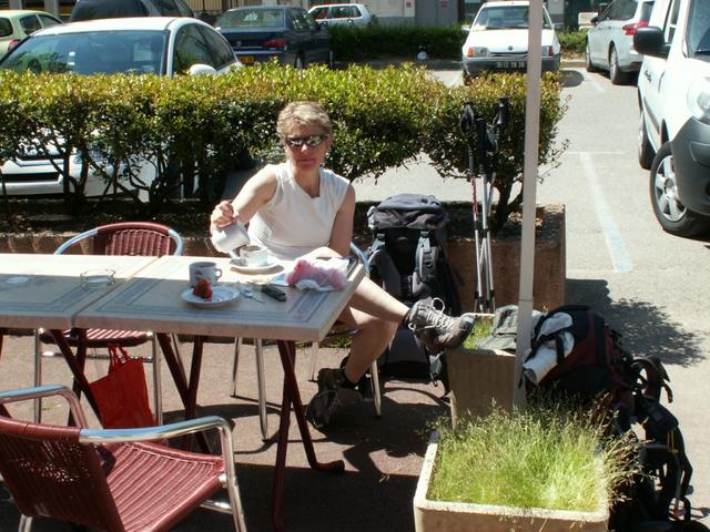 Mäusi geniesst in Les Abrets noch einen Kaffee