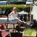 Mäusi geniesst in Les Abrets noch einen Kaffee
