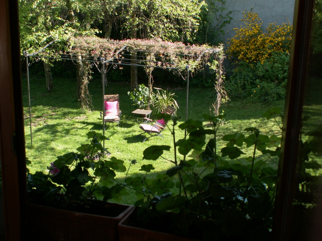 Blick vom Schlafzimmer auf den schönen Garten