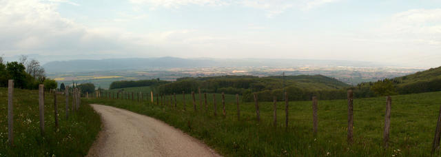 Breitbildfoto auf die Ebene Plaine de Brièvre