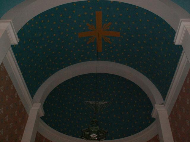 Kirchendecke mit gemalten Sternenhimmel