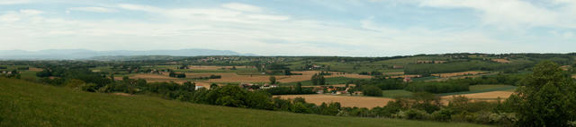 Breitbildfoto von Revel-Tourdan aus gesehen mit Blick auf die Ebene von Geoirs