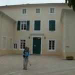 Mäusi verlässt das Hotel Le Domain de la Colombiere in Moissieu sur Dolon