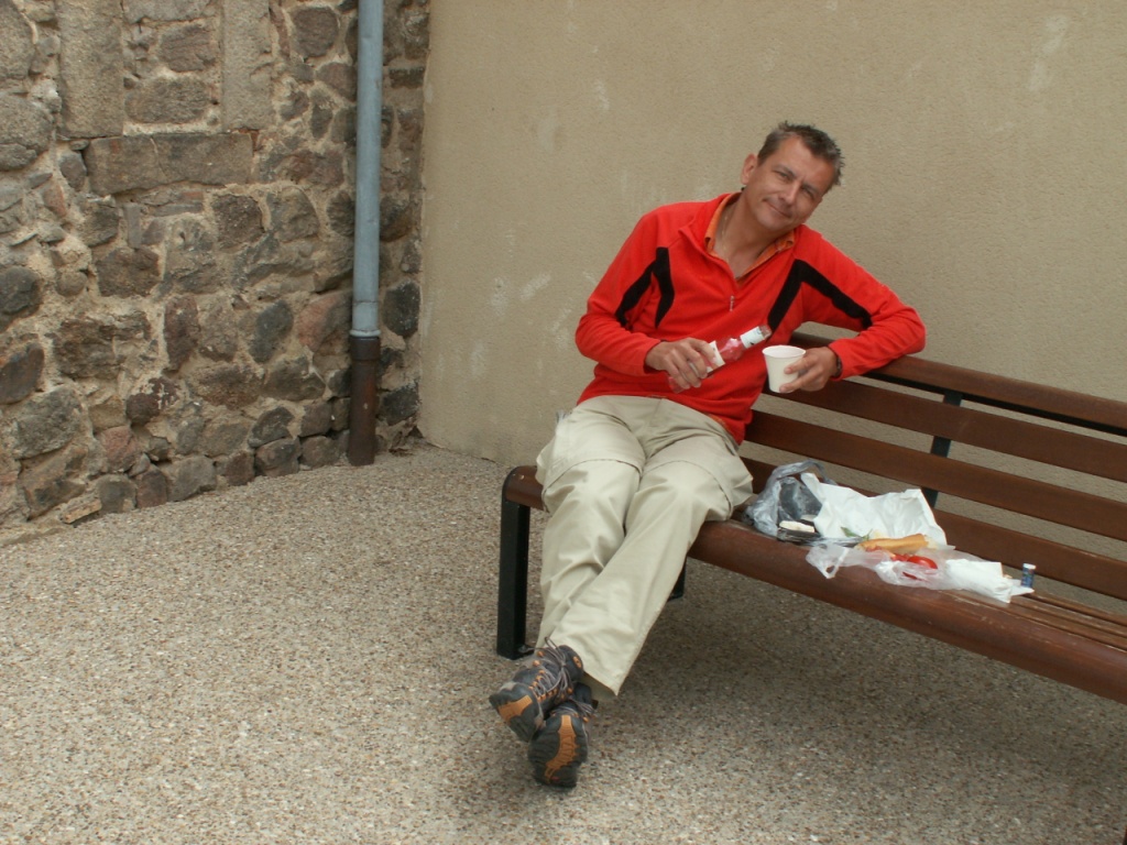 Franco beim Mittagessen auf einer Bank