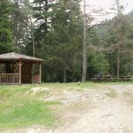 Schutzhütte Abri d'Aiguebelle. Schön gelegen mitten im Wald