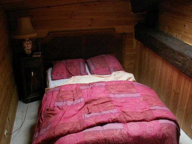 ins kleine Schlafzimmer