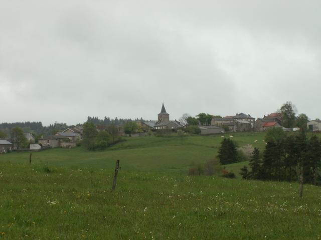 schon von weitem sieht man das Dorf Saint Jeures