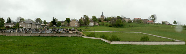 Breitbildfoto von Saint Jeures mit Friedhof