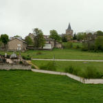 Breitbildfoto von Saint Jeures mit Friedhof