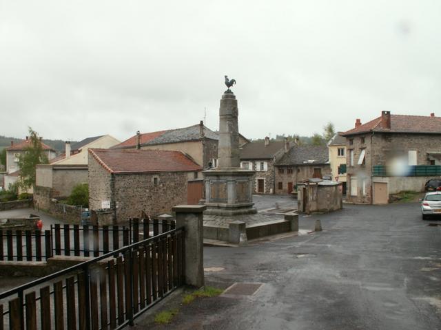 Dorfplatz von Saint Jeures mit Hahn