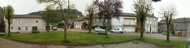 Breitbildfoto vom Dorfplatz von Araules