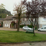 Breitbildfoto vom Dorfplatz von Araules