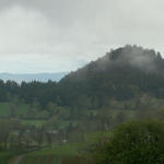 Breitbildfoto bei Queyrières mit Vulkankegel und Basaltorgel