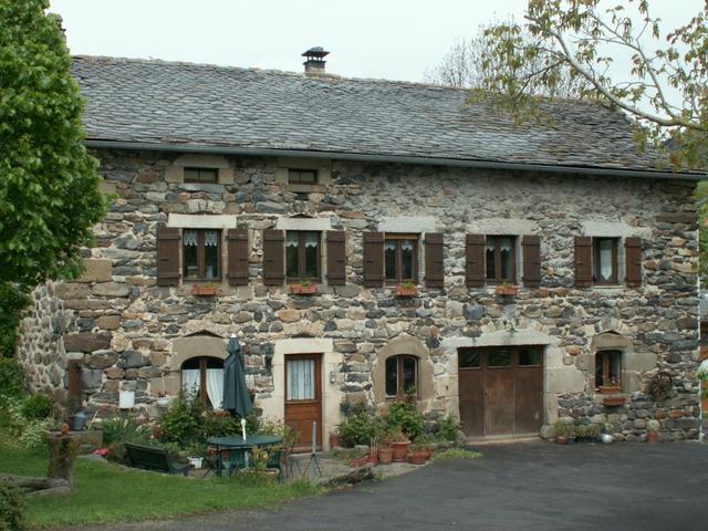 schöne Bauernhäuser am Wegesrand