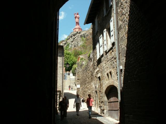 Blick zur Statue Notre Dame de France