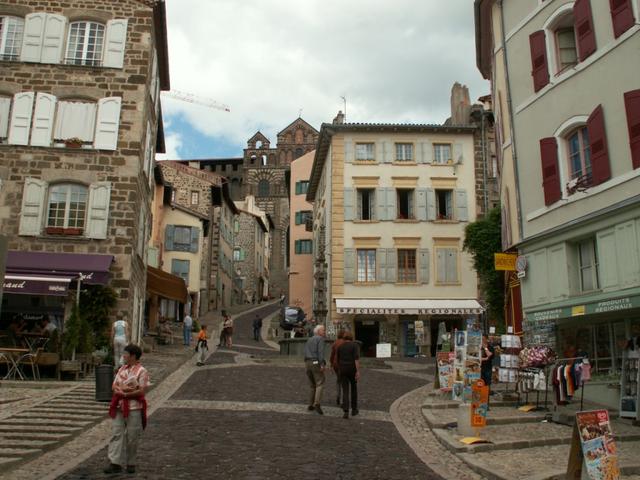 auf dem Weg in der Altstadt von Le Puy mit Blick Richtung Cathédrale Notre Dame de Puy