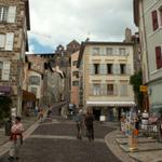auf dem Weg in der Altstadt von Le Puy mit Blick Richtung Cathédrale Notre Dame de Puy