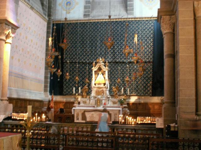Blick zum Altar mit der schwarzen Madonna