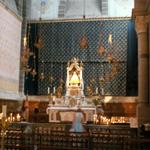 Blick zum Altar mit der schwarzen Madonna