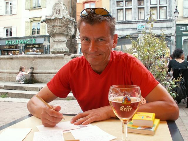 Franco am Karten schreiben