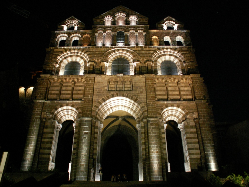 die beleuchtete Fassade der Cathédrale Notre Dame de Puy