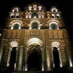 die beleuchtete Fassade der Cathédrale Notre Dame de Puy