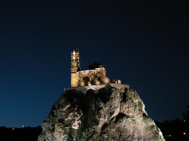 die beleuchtete Chapelle St.Michel d'Aiguilhe