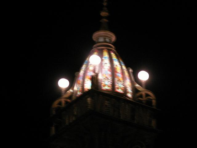 beleuchteter Turm im Barock Stil