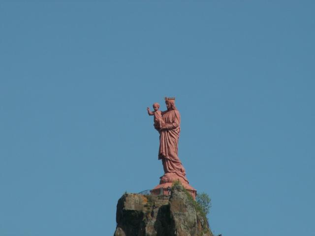 ein letzter Blick auf die Statue Notre Dame de France