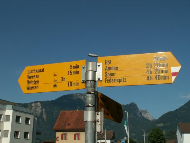 Wegweiser beim Parkplatz in Weesen