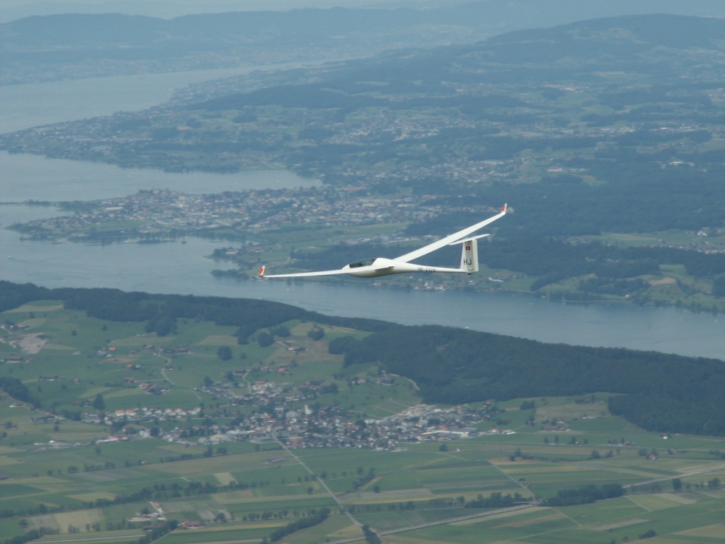 ein Segelflugzeug gleitet lautlos über uns vorbei