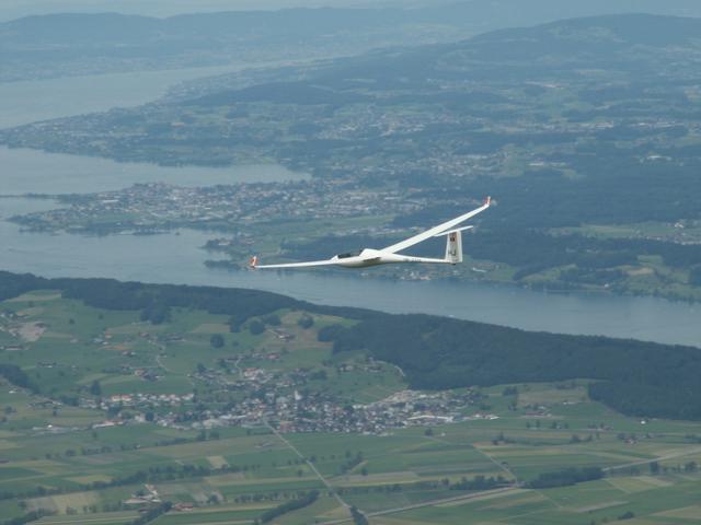 ein Segelflugzeug gleitet lautlos über uns vorbei