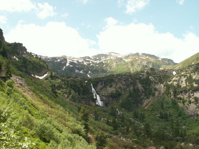 ein schöner Wasserfall bereichert zusätzlich diese schöne Gegend