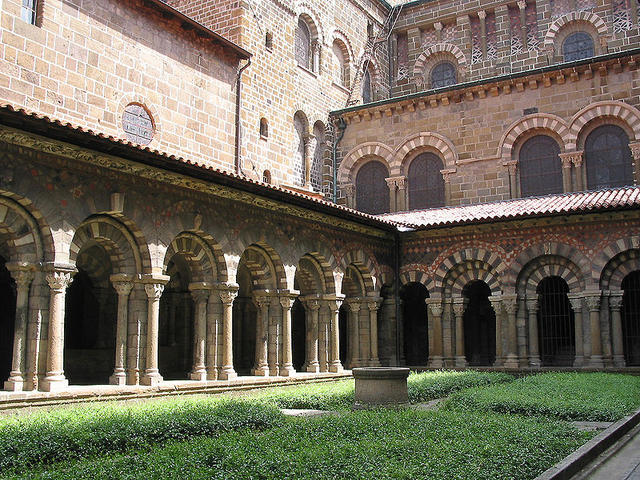 wunderschöner romanischer Kreuzgang im Kloster der Cathédrale