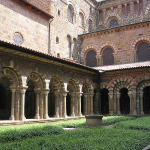 wunderschöner romanischer Kreuzgang im Kloster der Cathédrale