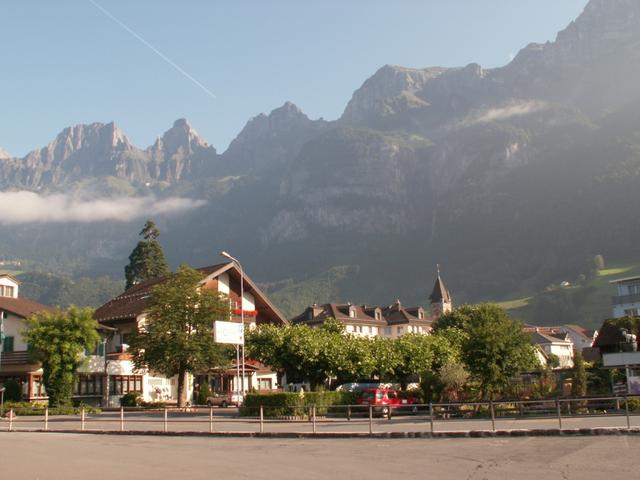 Walenstadt Bahnhof mit Sicht auf die Churfirsten