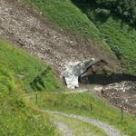 Schnee wurde von der Strasse geräumt