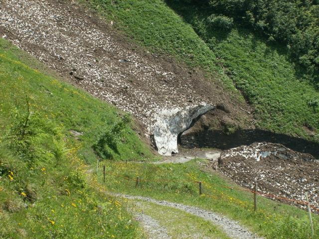 Schnee wurde von der Strasse geräumt