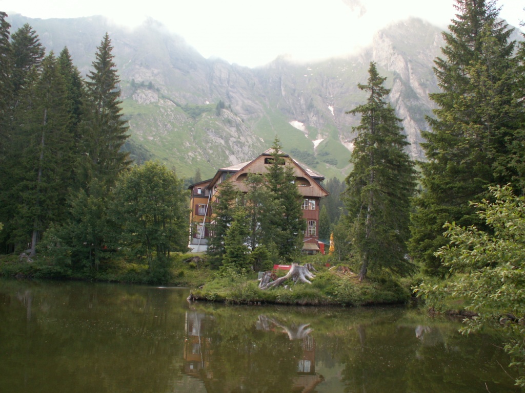 das Kurhaus Sennisalp mit See