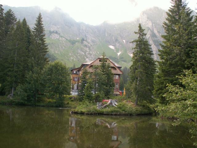 das Kurhaus Sennisalp mit See