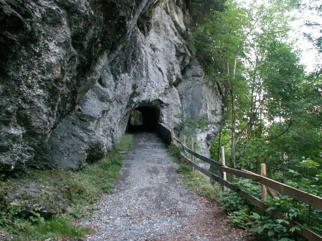 durch einen kleinen Tunnel führt uns der Weg Richtung Fedli