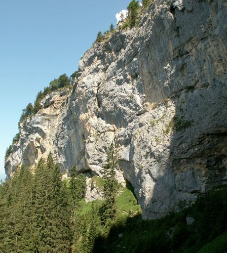 der Weg winzig klein, genau unter dieser riesigen Felswand