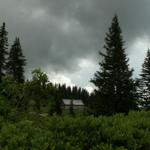 Blick zurück. Graue Wolken sind über uns. Gleich beginnt es zu Regnen