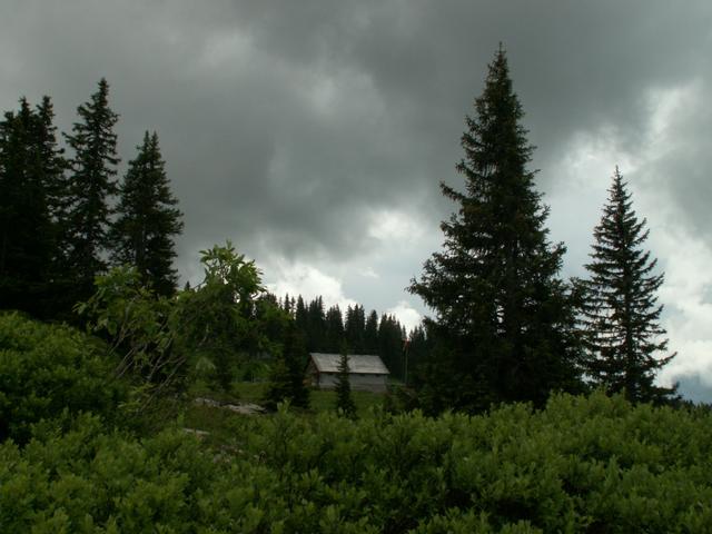 Blick zurück. Graue Wolken sind über uns. Gleich beginnt es zu Regnen