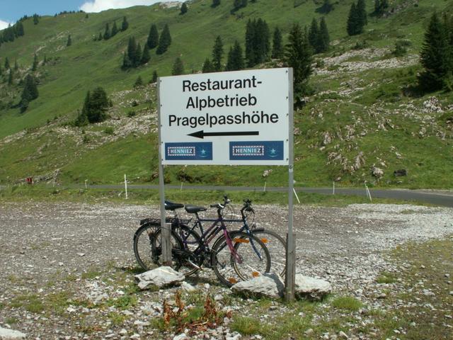 auf dem Pragelpass, warten schon unsere Fahrräder auf uns