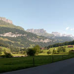Breitbildfoto bei Reitimatt-Gnüs mit Blick Richtung Linthal